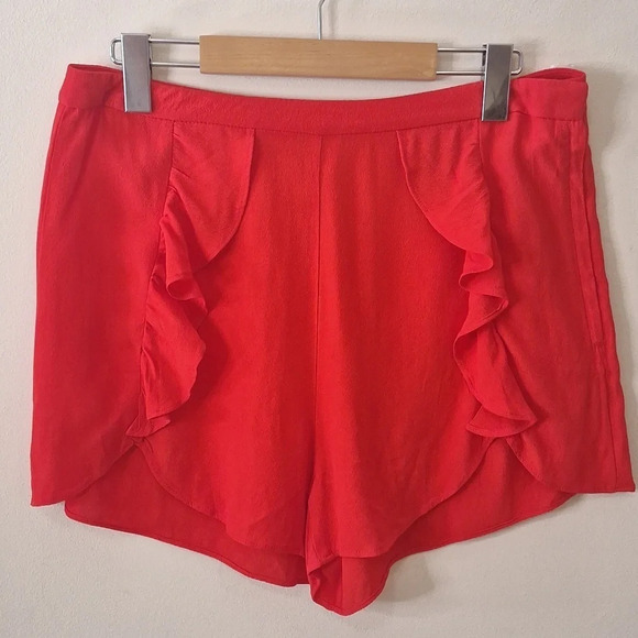 H & M ruffled front side  zip crepe shorts SZ 10 - Picture 2 of 6